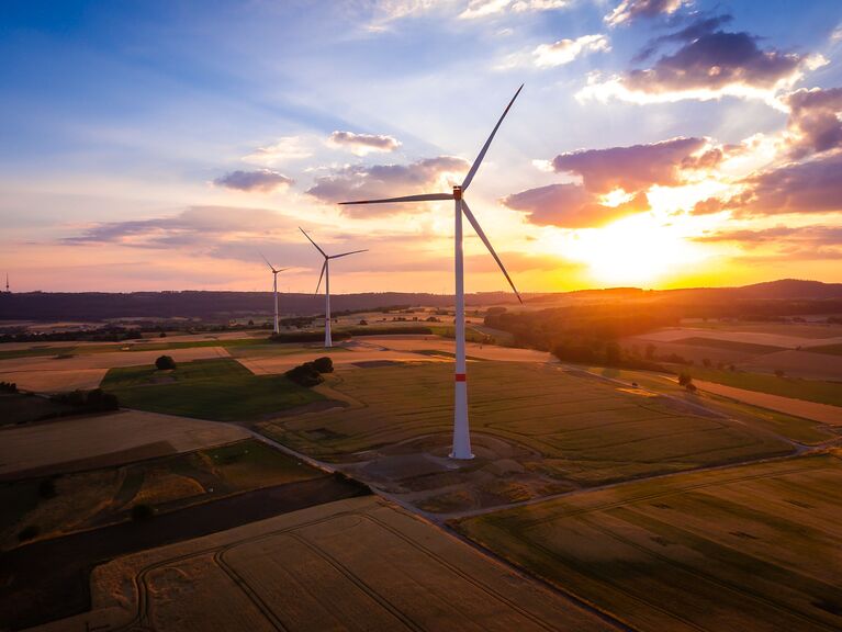 Windkraftanlagen im Sonnenuntergang