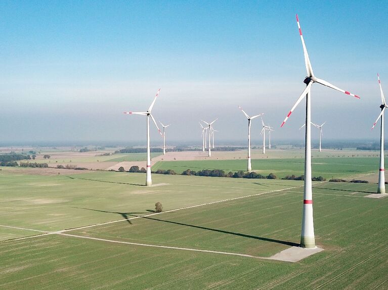 Windpark aus der Luft mit Feldern und Himmel